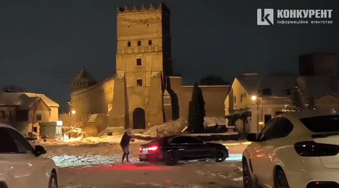 На засніженій площі перед Луцьким замком влаштували дрифт (відео)
