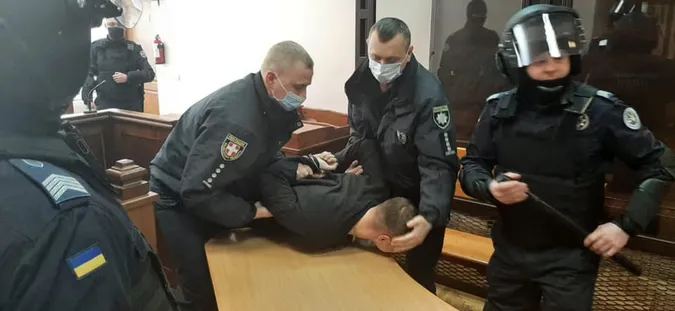 Волинські правоохоронці відпрацювали затримання злочинця у суді (фото)