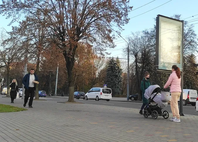 У Луцьку встановили небезпечні рекламні конструкції (фото)