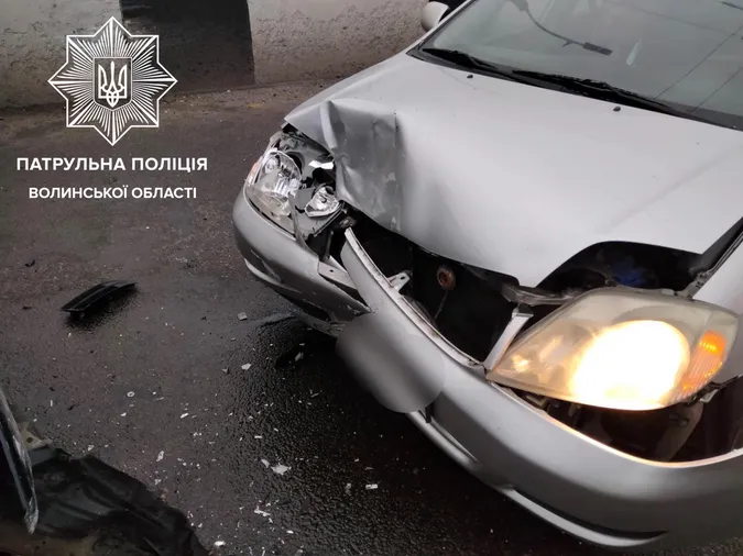 Виїхала на «зустрічку»: у Луцьку водійка Mitsubishi скоїла подвійну ДТП на мості (фото, відео)