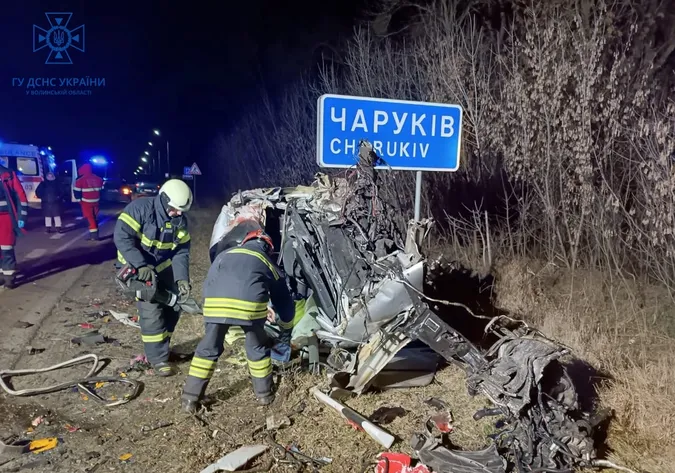 Водій загинув: у Луцькому районі легковик протаранив фуру (фото, відео)