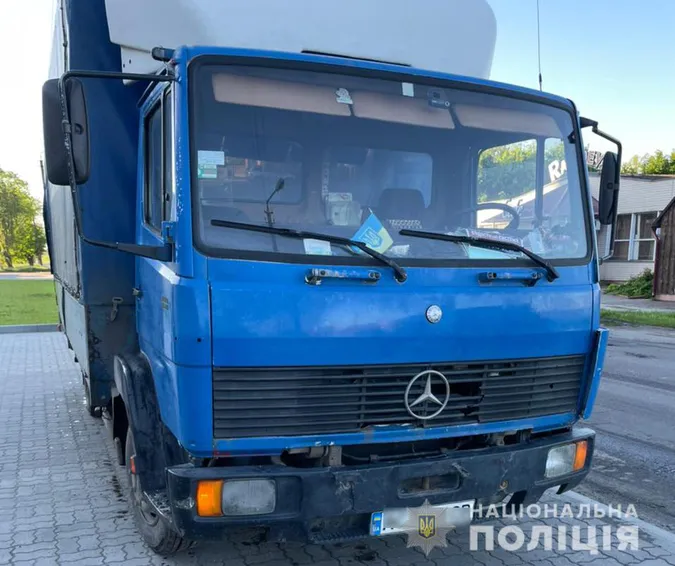 У Ковелі заарештували вантажівку з сумнівним дубом (фото)