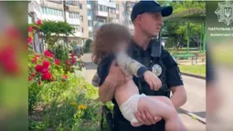 Сиділа біля відчиненого вікна: у Луцьку з підвіконня зняли маленьку дитину (відео)