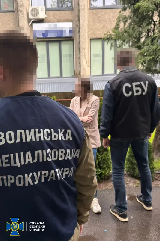 У Луцьку адвокатка організувала схему для виїзду ухилянтів (фото)