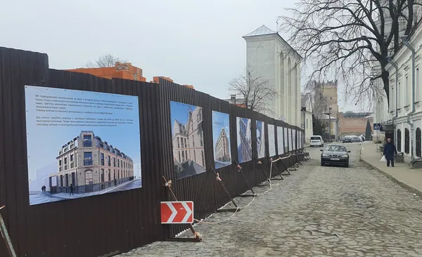 Реклама на паркані
