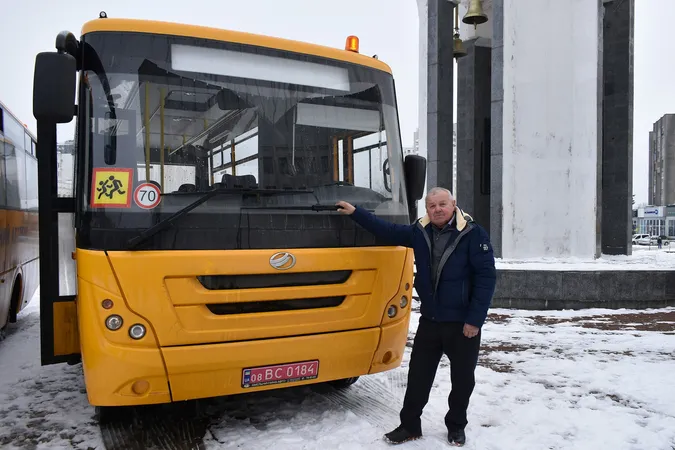 Ще три громади Волині отримали шкільні автобуси: які саме (фото)