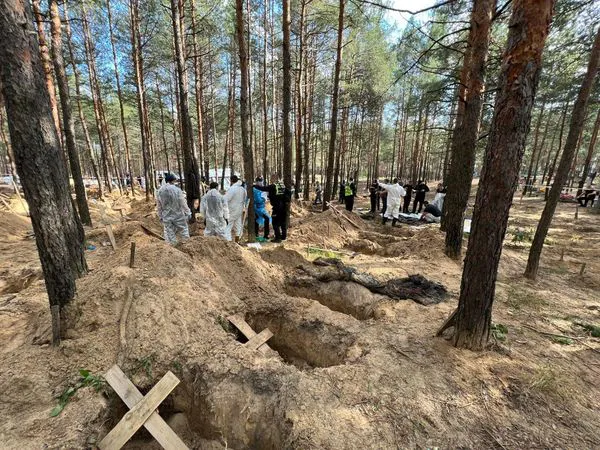 Підняли 447 тіл – багато жінок, є діти: в Ізюмі завершили ексгумацію (фото, відео)