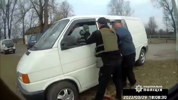На Волині зловмисник на бусі наїхав на поліцейського (відео)