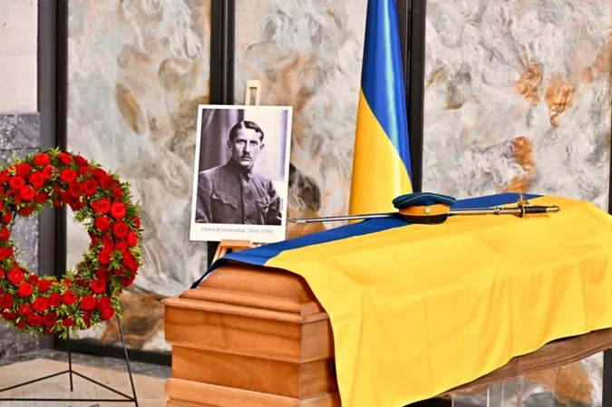 Прах засновника ОУН Євгена Коновальця повертається в Україну