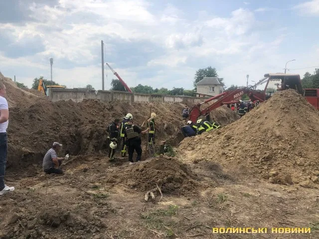 Обвалилася траншея: у Луцьку двох людей засипало землею (фото, відео)