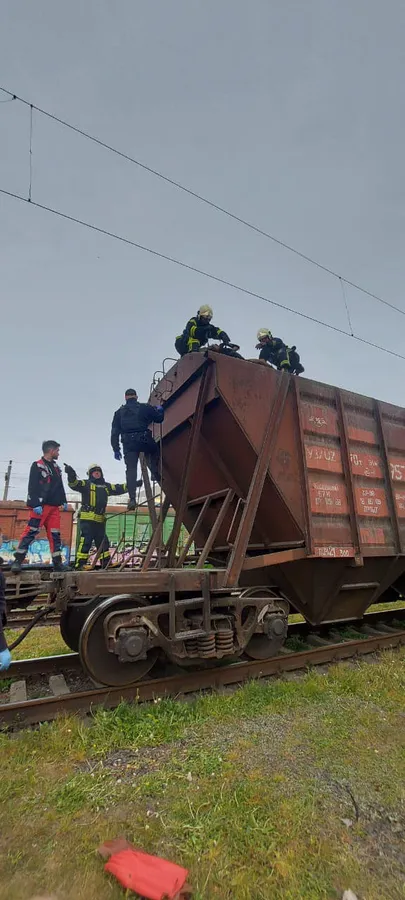 У Луцьку 14-річний хлопець виліз на потяг і отримав опіки всього тіла: подробиці (фото)
