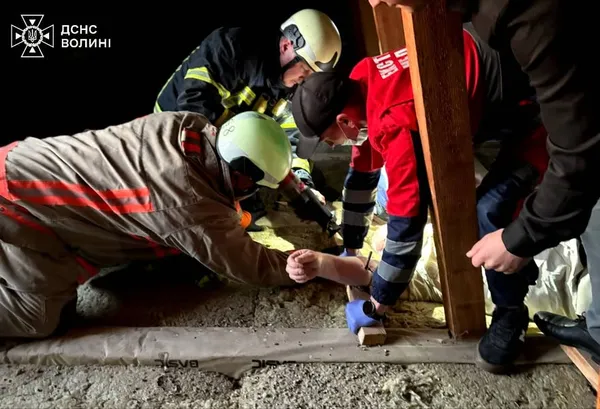 На Волині рятували чоловіка, який наскрізь пробив руку металевим штирем (фото 18+)