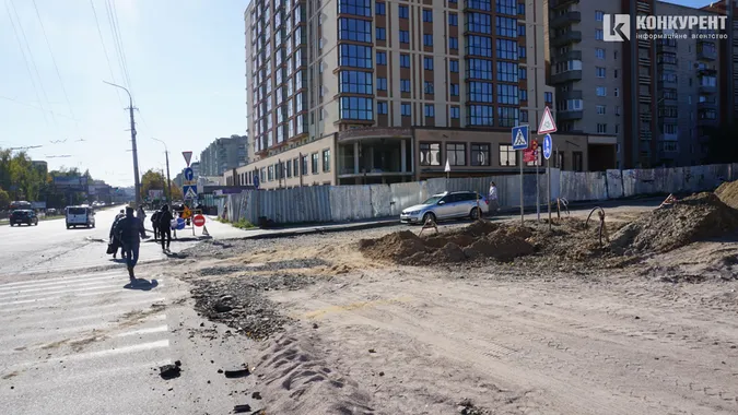 Робота кипить: як реконструюють площу перед РАЦСом у Луцьку (фото)