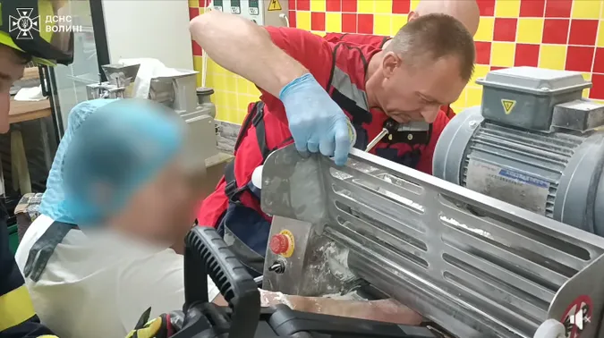 У Луцьку жінка засунула руку в тісторозкатувальну машину: працювали рятувальники (відео)