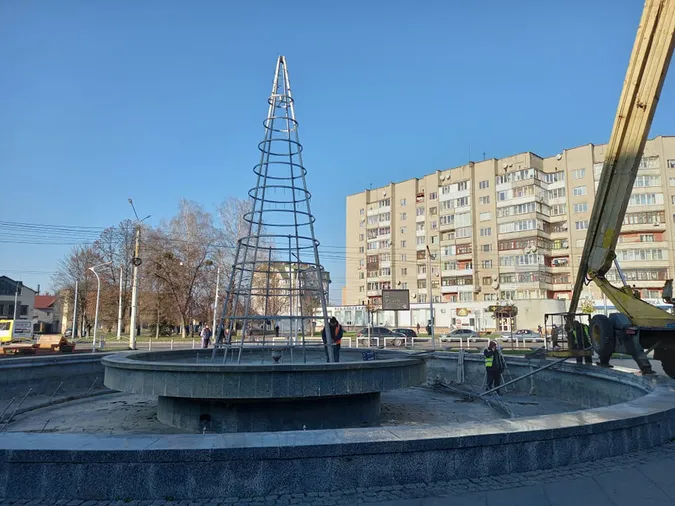 У Луцьку біля «Променя» монтують новорічну ялинку (фото)
