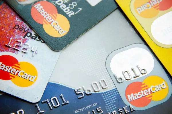 Mastercard припинить виробляти карти з магнітною смугою