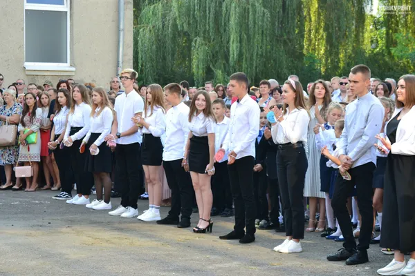 Кульки і квіти: у Луцькій школі № 9 святкували День знань (фото)