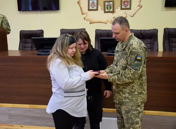 У Луцьку рідним загиблих прикордонників вручили їхні нагороди (фото)