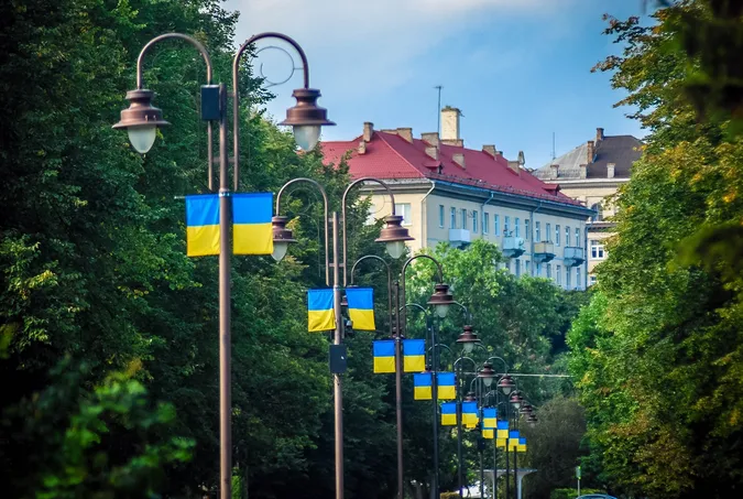 Роса, квіти і хвостики: вересень в Луцькому парку (фото)