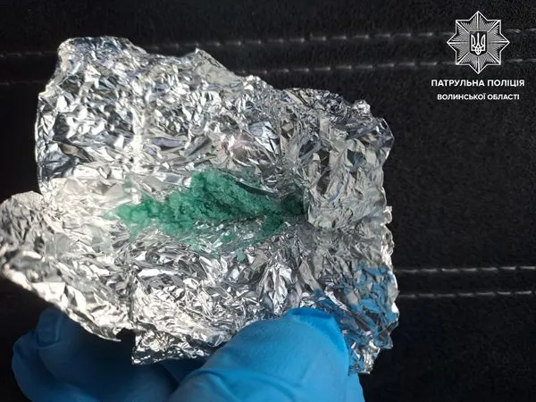 Поводився підозріло: у Луцьку в чоловіка знайшли наркотики і «прокурені» лампочки (фото)