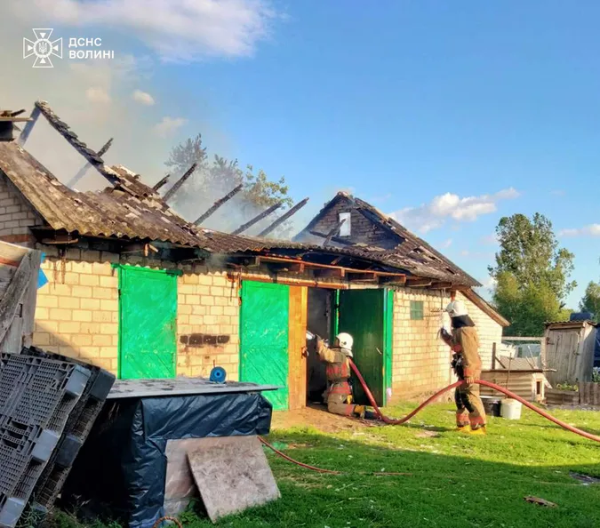 На Волині чоловік курив у ліжку і спалив пів хати (фото)