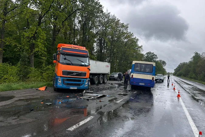 П'ятеро травмованих: у Луцькому районі зіткнулися автобус і вантажівка (фото)