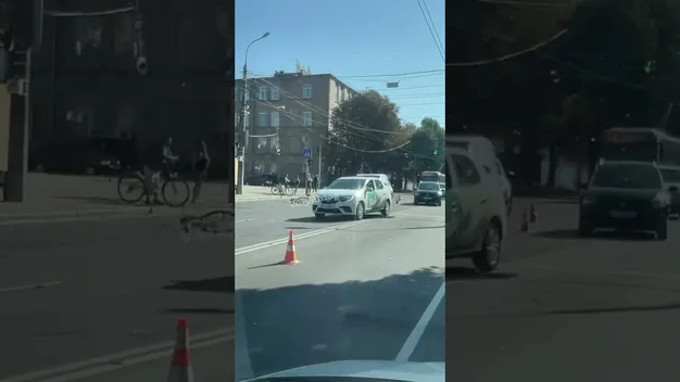 В Луцьку на пішохідному переході збили велосипедиста (відео)