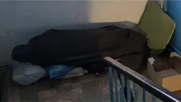 Має двокімнатну квартиру, а ночує в під’їздах: у Луцьку хвора жінка замерзає через рідного брата (відео)