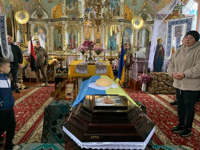 Маленький син залишився без батька: під Луцьком поховали 23-річного Героя Олександра Мороза (фото)
