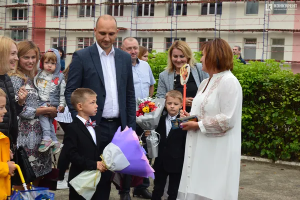 Квіти, вітання та першачки: у луцькій школі №9 пролунав перший дзвоник (фото)