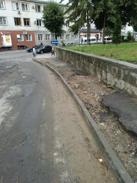 Зробили «дічь»: лучани просять відремонтувати тротуари (фото)