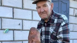 Заважила понад кілограм: на Волині чоловік виростив картоплину-гіганта