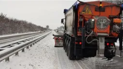 На дорогах Волині ліквідовують наслідки снігопаду (фото)