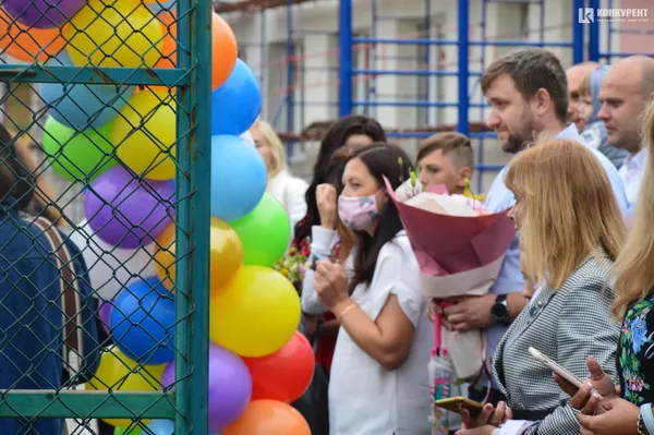 Квіти, вітання та першачки: у луцькій школі №9 пролунав перший дзвоник (фото)