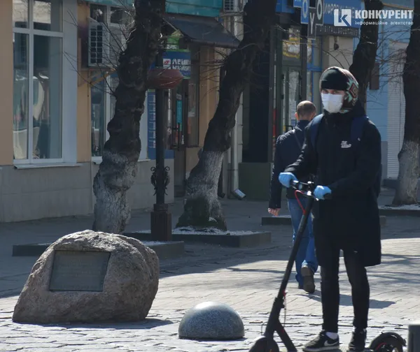 Карантинна весна у Луцьку: маски, черги і малолюдні вулиці (ФОТО)