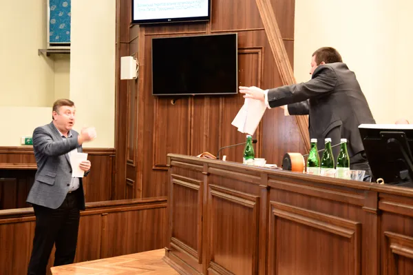 ...і демонструє «факти» зловживань Кватирка Бондарю.