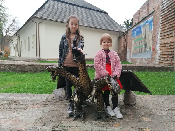 Леді Баг, Бетмен, Сонік та Крош: діти відомих волинянок уявили своїх мам персонажами мультфільмів