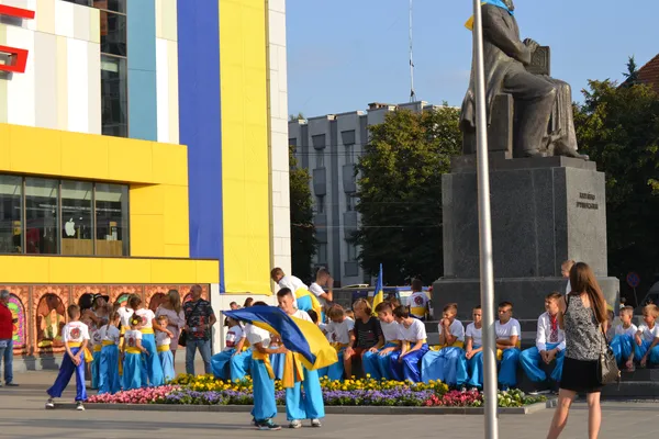 «Промінь» відсвяткував День Прапора із дітьми та гопаком (фото)