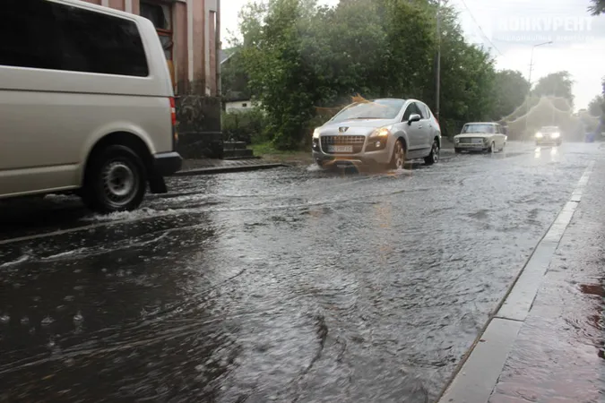 Раптова гроза в Луцьку: машини по колеса у воді (фото, відео)