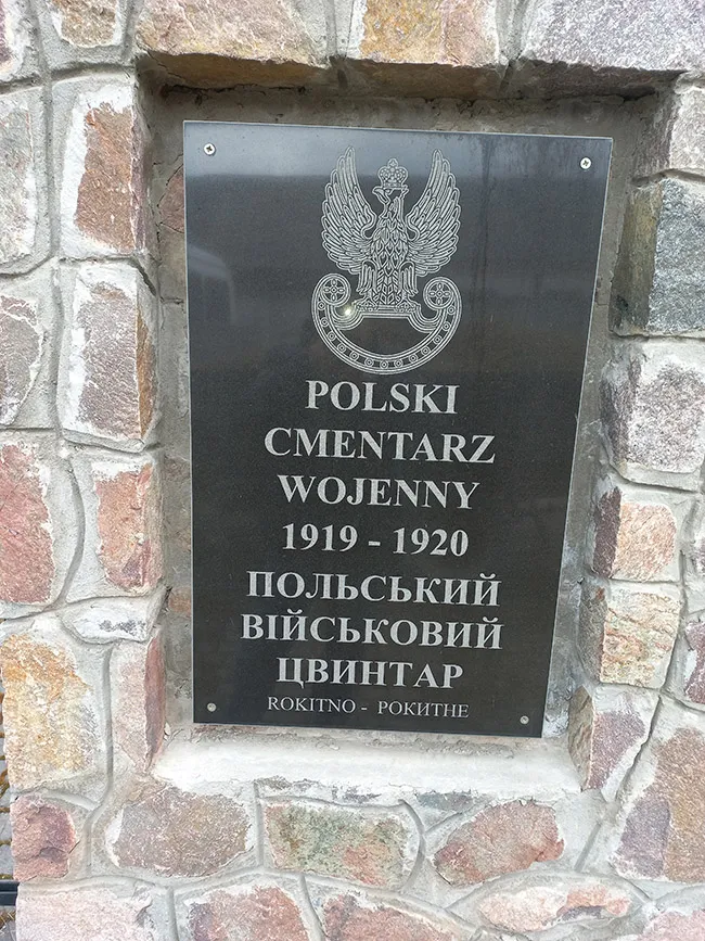 На знак подяки: на Волині і на Рівненщині українці прибирають польські кладовища (фото)