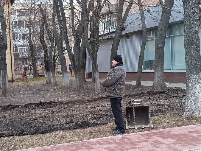Роблять сквер і бордюри: що коїться на проспекті Волі у Луцьку (фото)