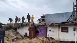 На Камінь-Каширщині блискавка спалила хату (фото, відео)