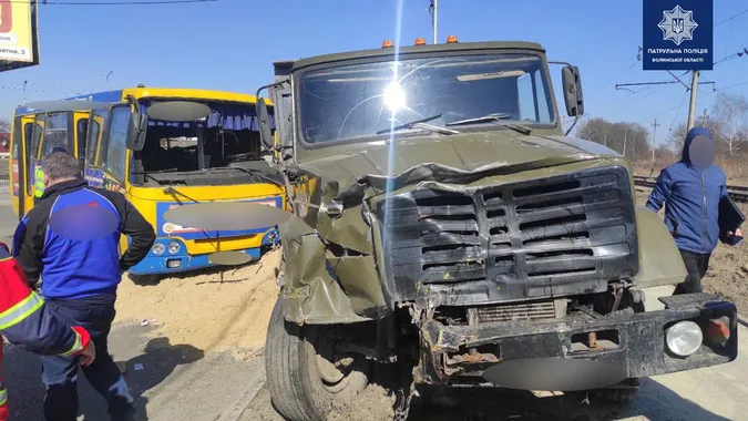 У поліції прокоментували аварію за участі маршрутки й вантажівки в Луцьку