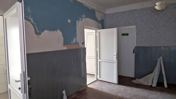 Трактори, шпателі й 30 батьків: як на Волині гуртом ремонтують школу