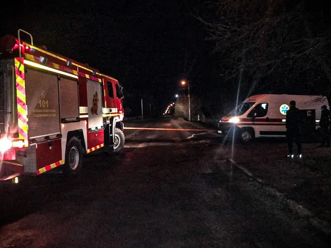 У Нововолинську рятувальники визволяли автомобіль «швидкої»