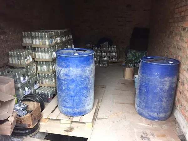 У гаражному кооперативі в Луцьку знайшли партію фальшивого алкоголю (фото)
