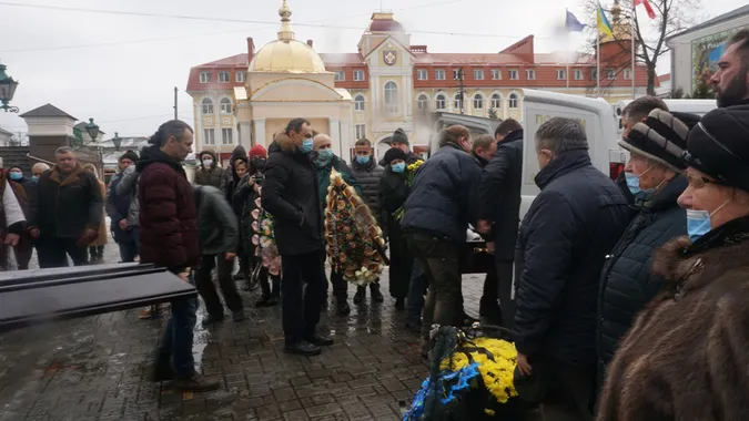 Прожив гідне життя: як Луцьк попрощався з митцем Миколою Голованем (фото, відео)
