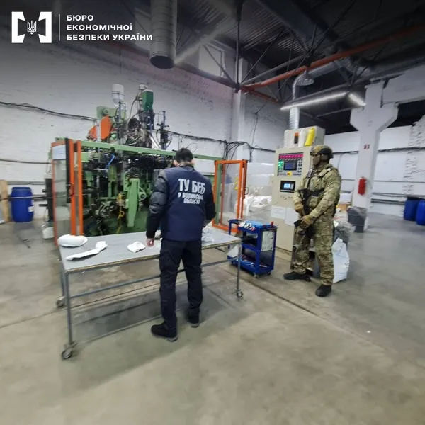 У Луцькому районі організували підпільне виробництво побутової хімії відомих брендів (фото)