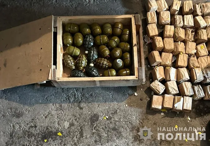 Цілий арсенал та мільйони доларів: у Дніпрі затримали торговців зброєю (фото, відео)