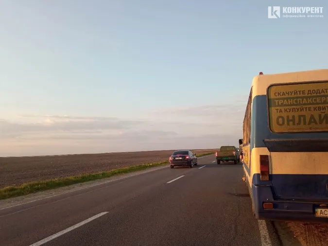 Пасажирів довозили попутки: біля Радехова зламався автобус «Ужгород – Луцьк» (фото)